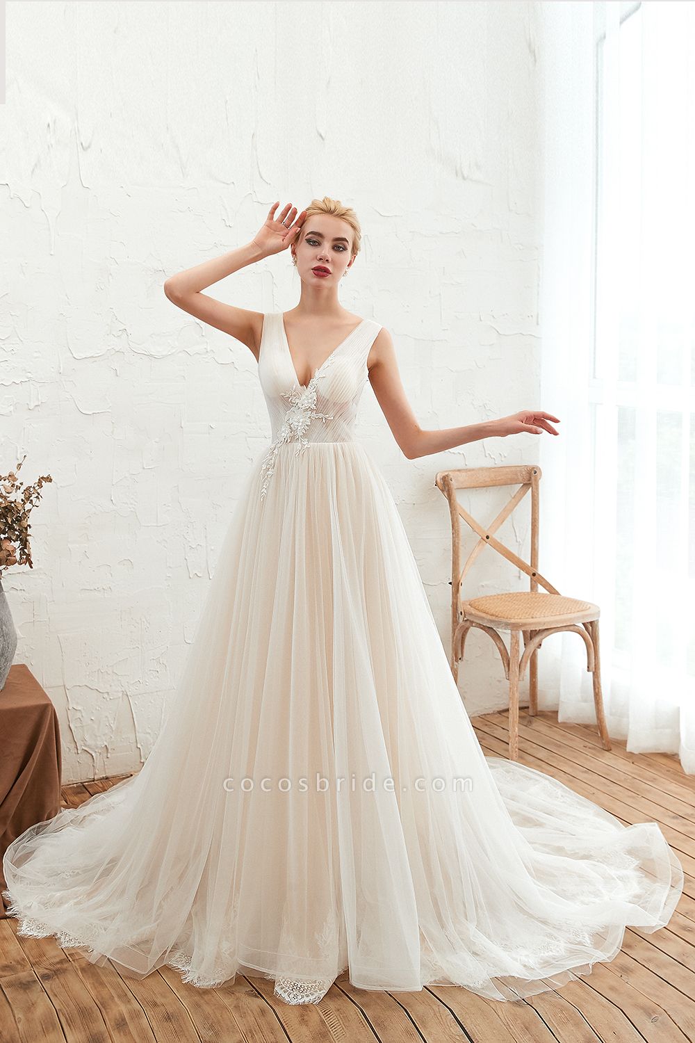 Chic Lace-up Appliques Tulle A-line Wedding Dress