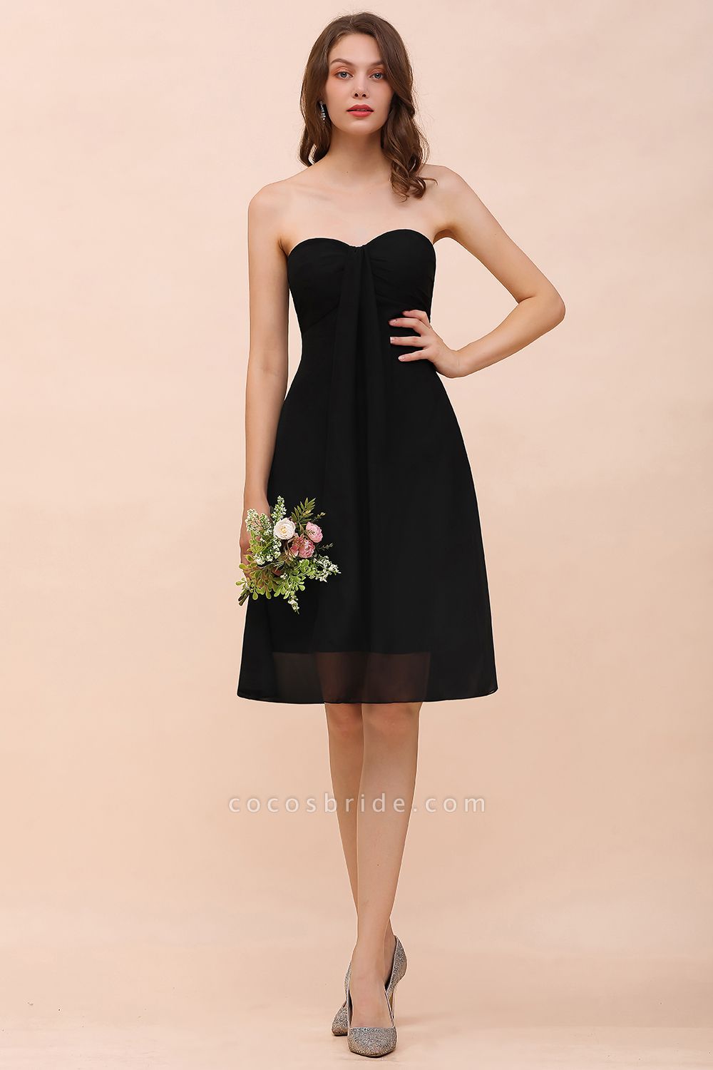 Einfaches schwarzes trägerloses A-Linie knielanges rückenfreies Brautjungfernkleid aus Chiffon