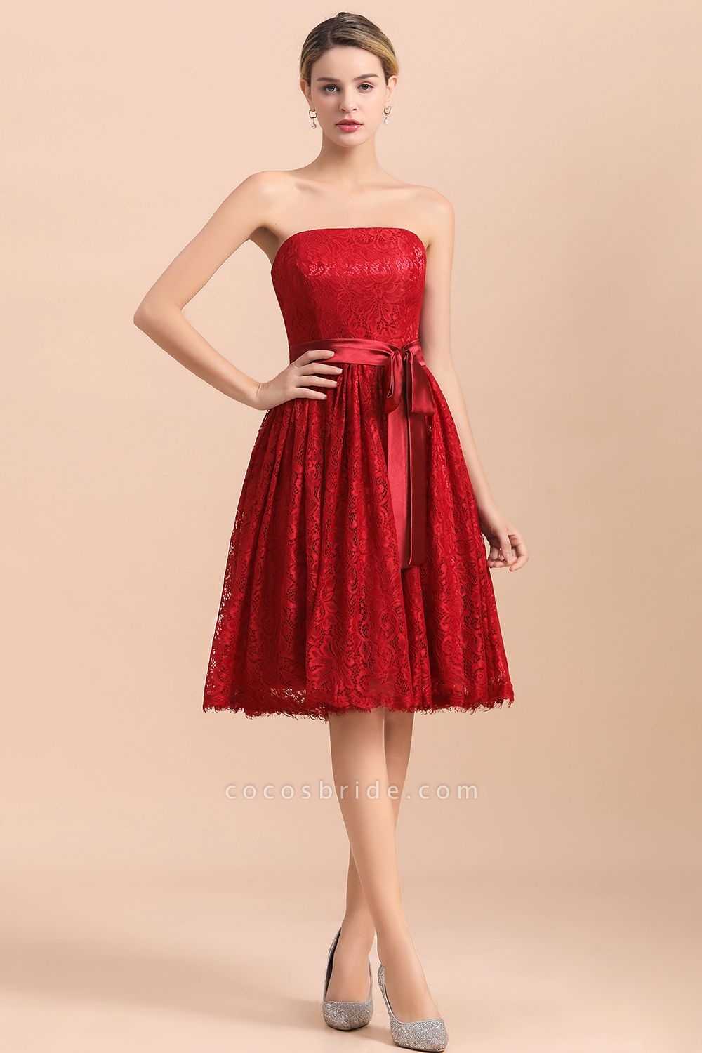 Stunning Red A-line Strapless Appliques Lace Knee-length Bridesmaid Dress With Bowknot