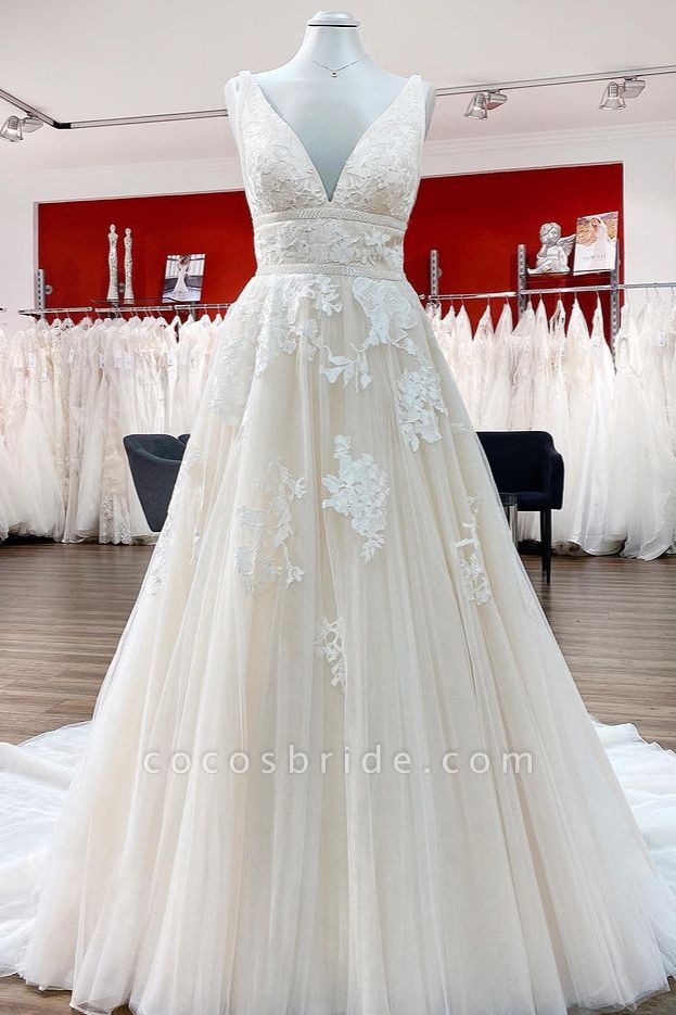 Elegantes langes rückenfreies Brautkleid aus Tüll mit V-Ausschnitt und Spitze