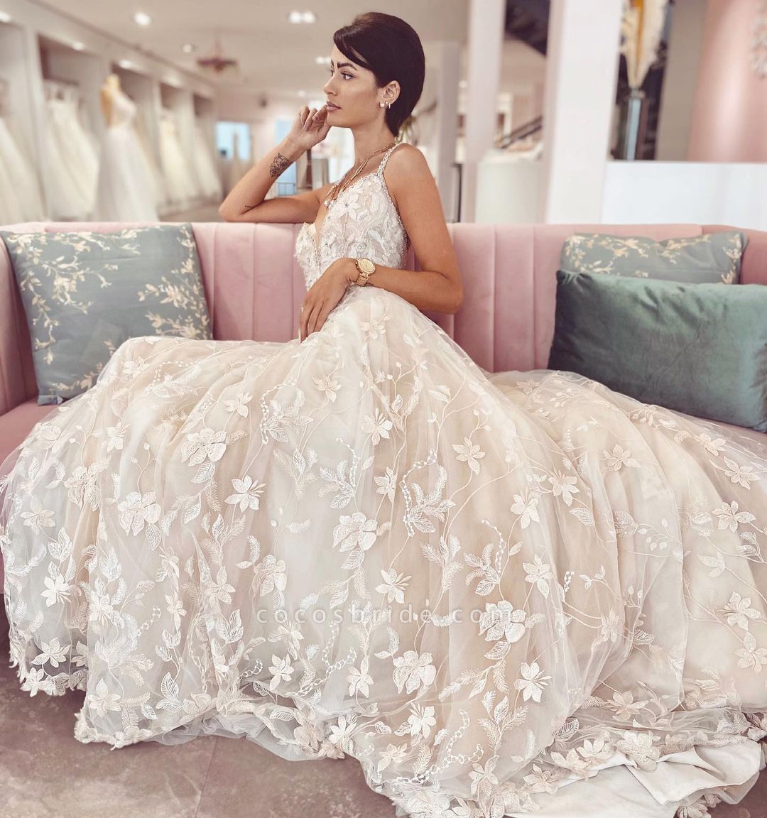 Glamorous A-Line V-neck Spaghetti Straps Appliques Lace Tulle Wedding Dress