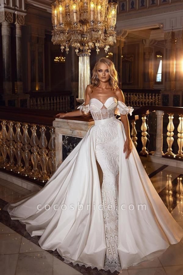 Wunderschönes, schulterfreies A-Linien-Hochzeitskleid aus Satin mit Herzapplikationen und Spitze