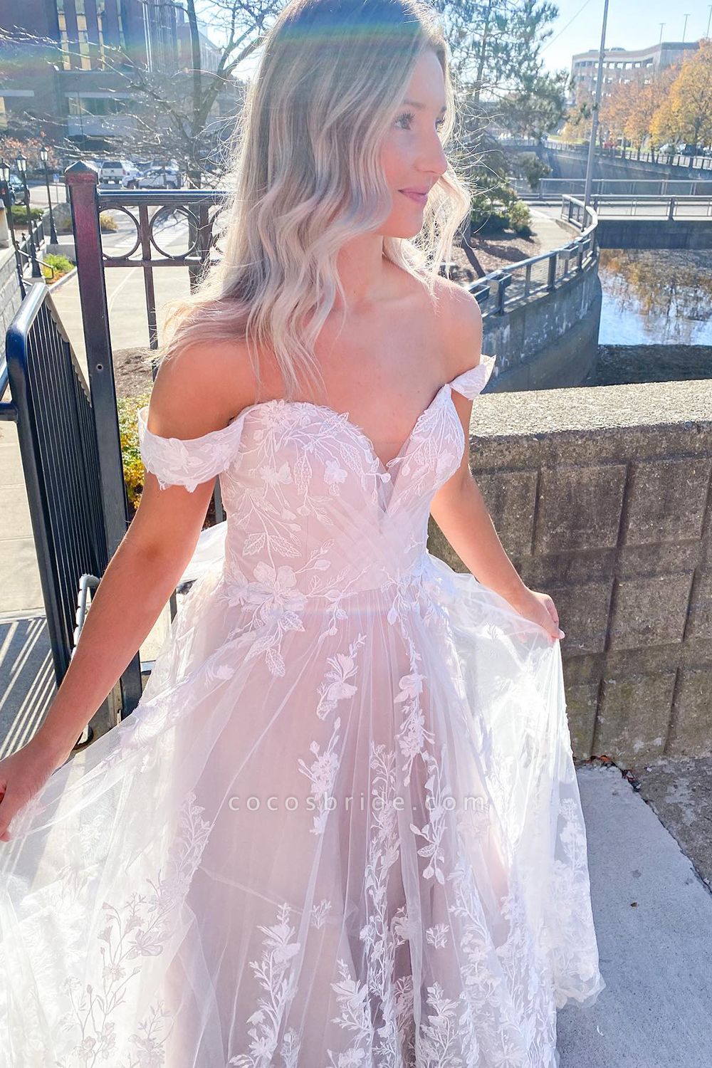 Attractive Off-the-shoulder Sweetheart A-line Tulle Appliques Lace Train Wedding Dress
