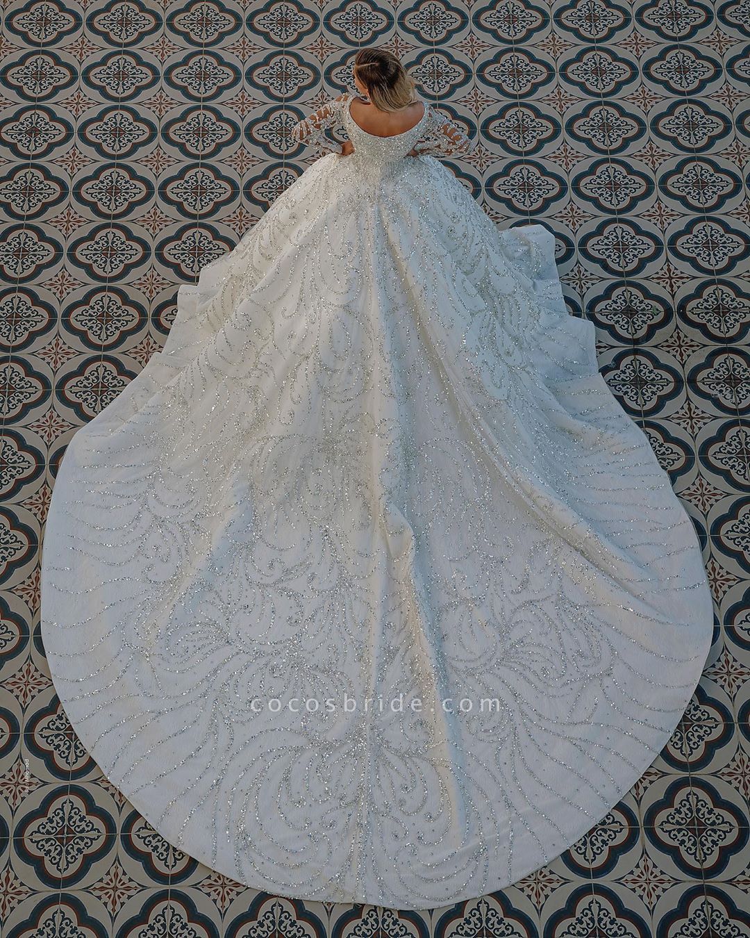 White Embroidery Crystal Wedding Dress at Rs 25000/piece in Delhi | ID:  21682772830