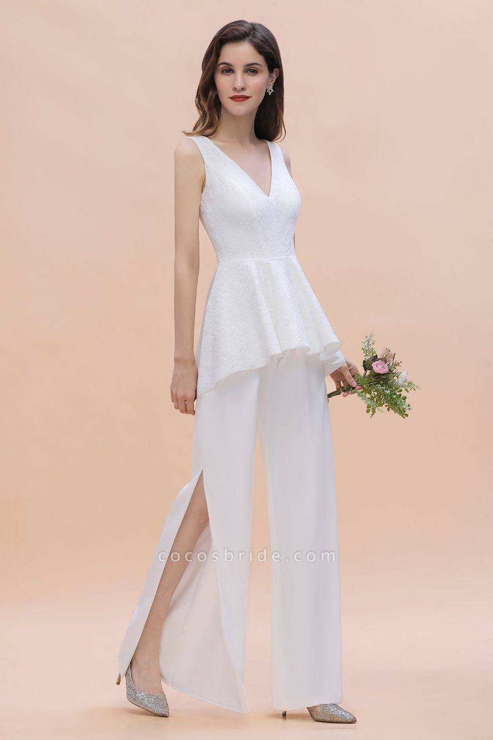 Weißes Brautjungfernkleid mit V-Ausschnitt, breiten Trägern, bodenlanger Overall mit Schärpe