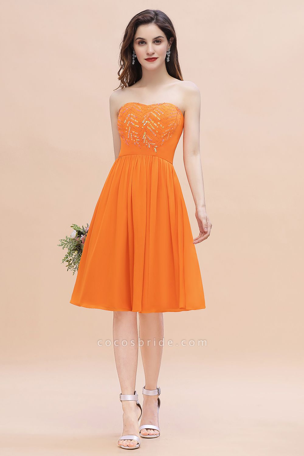 Orange Pailletten A-Linie trägerloses knielanges Chiffon-Brautjungfernkleid