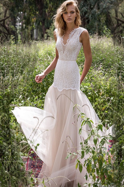 Amazing V-neck Lace Tulle Sheath Wedding Dress_1