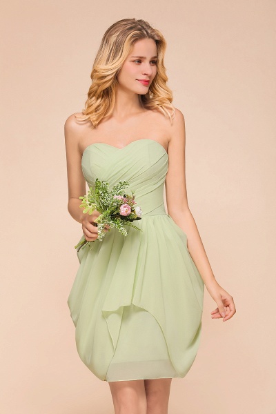 Elegantes, hellgrünes, trägerloses, knielanges Chiffon-Brautjungfernkleid in A-Linie mit Rüschen_1