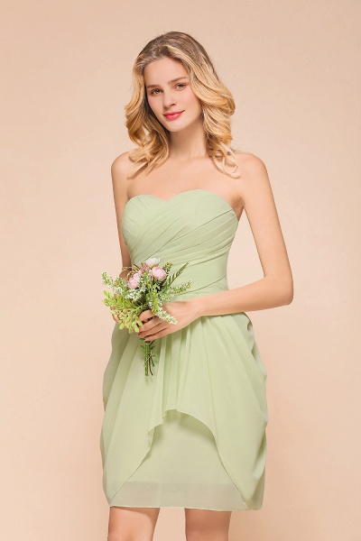 Elegantes, hellgrünes, trägerloses, knielanges Chiffon-Brautjungfernkleid in A-Linie mit Rüschen_5