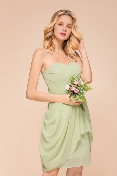 Elegantes, hellgrünes, trägerloses, knielanges Chiffon-Brautjungfernkleid in A-Linie mit Rüschen_7