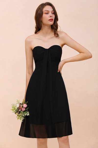 Einfaches schwarzes trägerloses A-Linie knielanges rückenfreies Brautjungfernkleid aus Chiffon_7