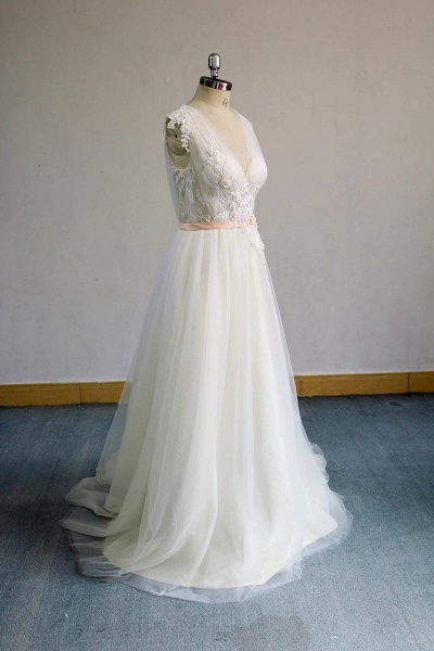Awesome Appliques V-neck Tulle Wedding Dress_4