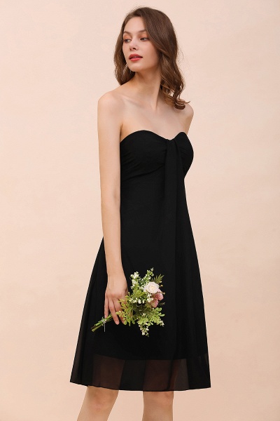 Einfaches schwarzes trägerloses A-Linie knielanges rückenfreies Brautjungfernkleid aus Chiffon_8