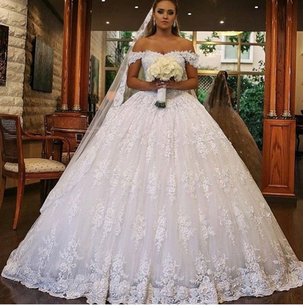 Luxury Long Ball Gown Off-the-shoulder Lace Wedding Dress with Catheral Train_2