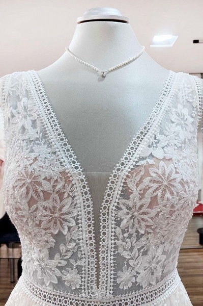 Beautiful Long A-Line Lace Appliques Tulle Open Back Wedding Dresses_5