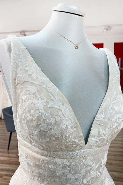 Elegantes langes rückenfreies Brautkleid aus Tüll mit V-Ausschnitt und Spitze_4