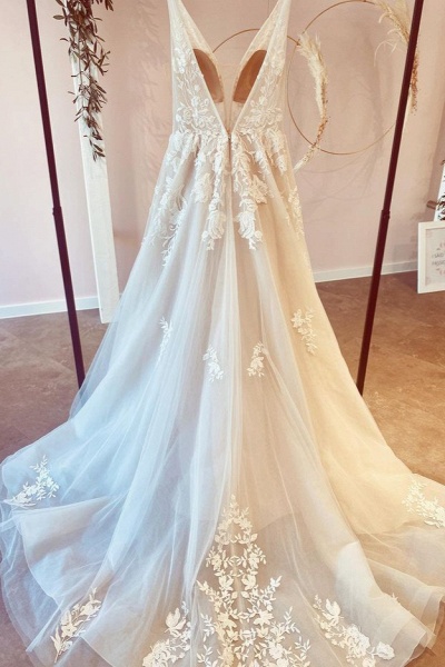 Stunning Deep V-neck A-Line Floor-length Tulle Wedding Dress With Floral Lace_2