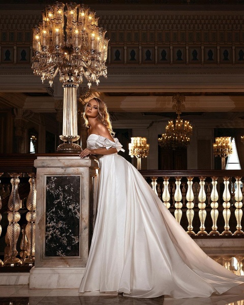 Wunderschönes, schulterfreies A-Linien-Hochzeitskleid aus Satin mit Herzapplikationen und Spitze_2