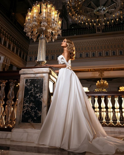 Wunderschönes, schulterfreies A-Linien-Hochzeitskleid aus Satin mit Herzapplikationen und Spitze_3