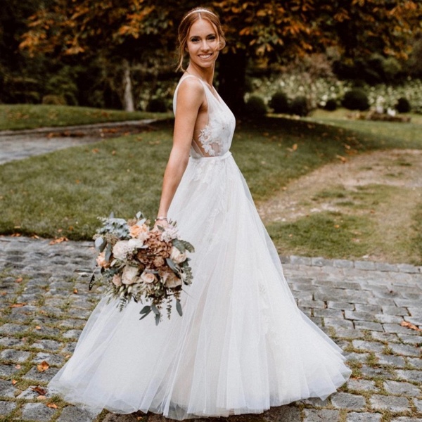 Stunning Deep V-neck A-Line Open Back Tulle Floor-length Floral Wedding Dress_4