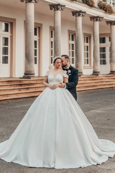 Elegantes, schulterfreies, schulterfreies Ballkleid aus Satin und Spitze in Elfenbeinfarben