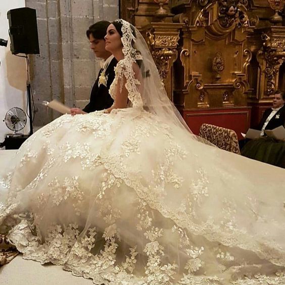 Gorgeous Bateau Long Sleeve Appliques Lace Backless Ruffles Floor-length Princess Wedding Dress_4