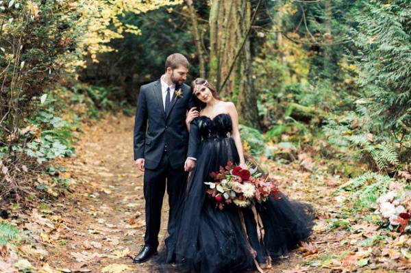 Modest Long A-line Princess Strapless Tulle Black Wedding Dress with Appliques Lace_3