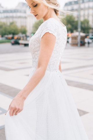Romantisches weißes Chiffon-Hochzeitskleid mit V-Ausschnitt und Flügelärmeln in A-Linie_4